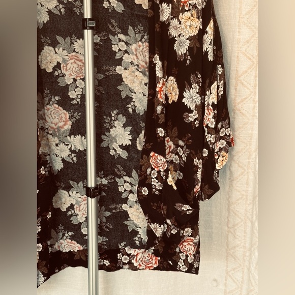 2 for $15 FOREVER 21 FLORAL KIMONO - Picture 3 of 4